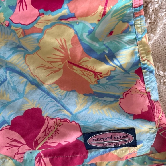 Vineyard Vines Mens M Chappy 7" Swim Trunks Pink Blue Floral Hawaiian Print - Picture 2 of 4
